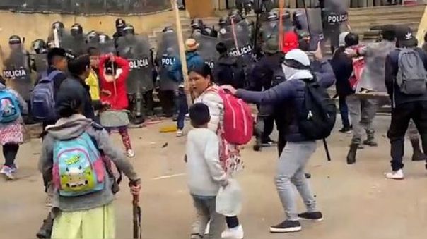 Fuertes disturbios entre comunidades indígenas y la Policía en Bogotá deja 24 heridos